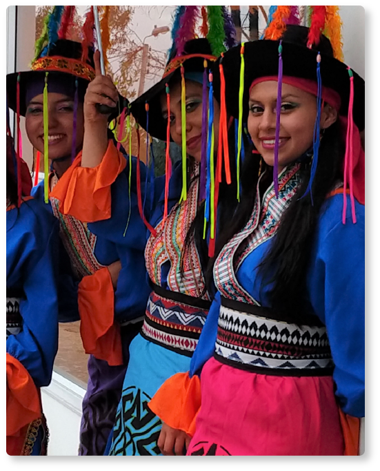 Mujeres danzantes con vestuario tinku